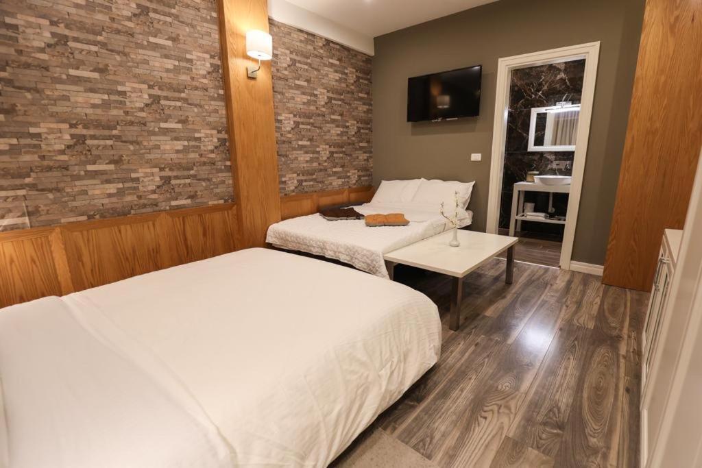 Hotel Romeo Korce Exterior photo
