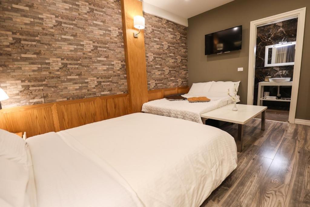 Hotel Romeo Korce Exterior photo