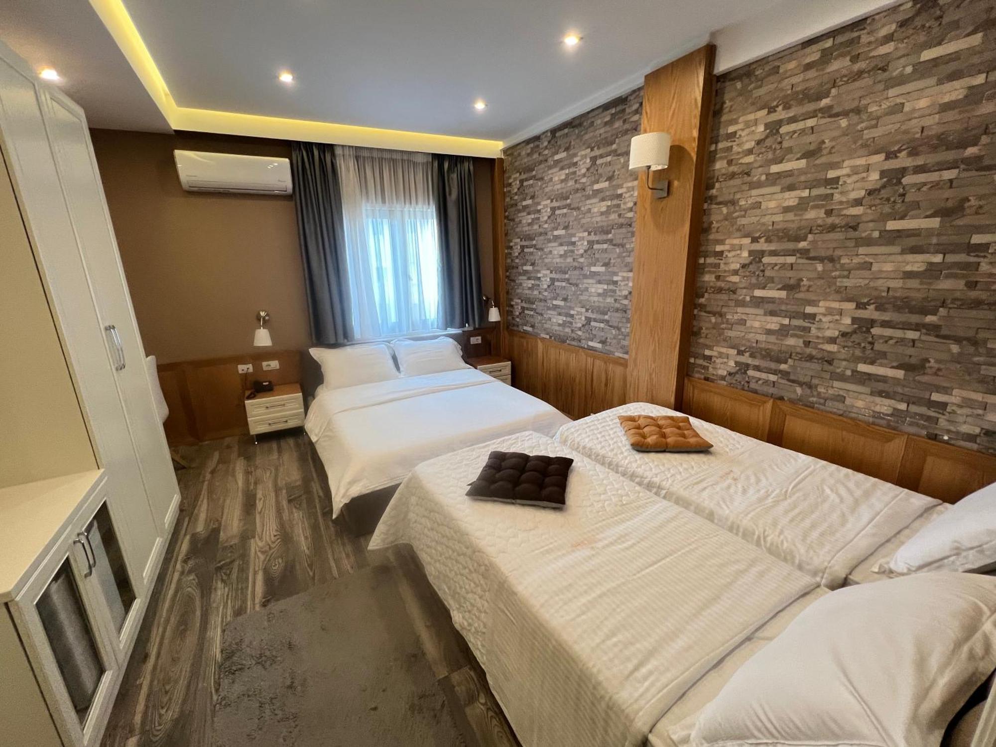 Hotel Romeo Korce Exterior photo
